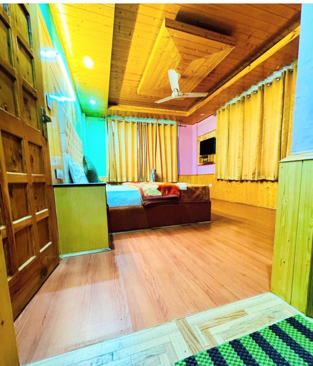 Hotel Himachal Heights Manāli Kültér fotó